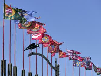 Jelképek - Budapest - Történelmi zászlók sora a Várban