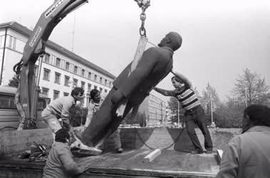 Szoborbontás - Eltávolítják a békéscsabai Lenin-szobrot