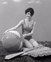 Divat - Star Fűző és Fehérnemű készítő Ktsz 1966-os fürdőruhái