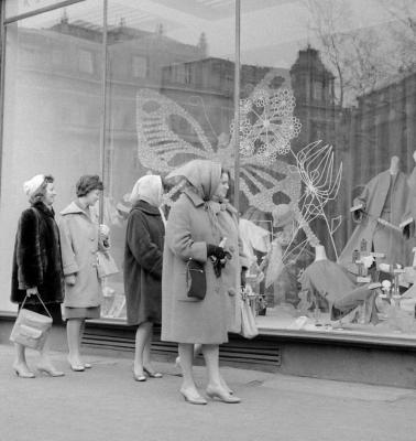 Tanulók - A Fővárosi Tanács Kirakatrendezői Iskolájának növendékei