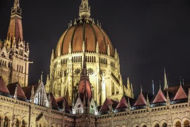 Városkép - Budapest - A Parlament esti kivilágításban