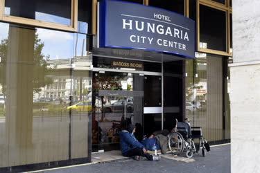 Városkép - Járvány - Bezárt szálloda a fővárosi Rákóczi úton
