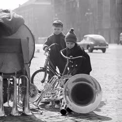 Városkép-életkép - Kisfiúk és hangszerek