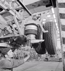 Ipar - Padlóvázak készülnek a Csepel Autógyárban