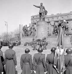 Ünnep - Március 15. - Koszorúzás a Kossuth-szobornál