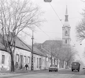 Városkép - A Bécsi út az újlaki templommal