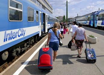 Közlekedés - Budapest - Utasok a Déli pályaudvaron