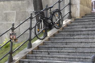 Utcakép - Életkép - Budapest - Kerékpár lépcsőhőz rögzítve