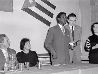 Ünnep - Kubai diákok ünneplik hazájuk felszabadulásának évfordulóját