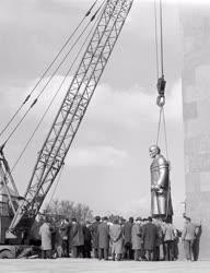 Városkép - Kultúra - Talapzatára emelik Lenin szobrát a Felvonulási térnél