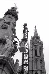 Városkép - Beemelték a Szentháromság emlékmű szobrait a Várban