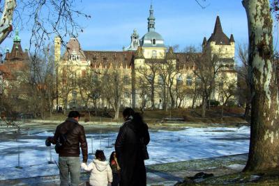 Idegenforgalom - Budapest - Külföldi turisták a Városligetben