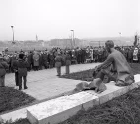 Kultúra - József Attila-szobrot avattak az Országháznál