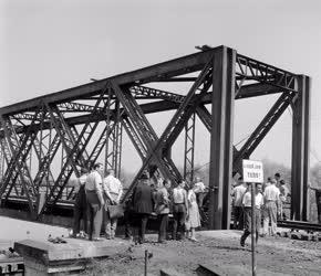 Építőipar - Áthelyezték a gyomai vasúti hidat