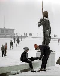 Szabadidő - Korcsolyázók a Balaton jegén