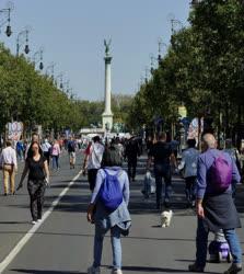 Környezetvédelem - Budapest - Sétálók az Andrássy út közepén