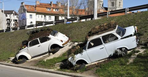 Városkép - Budapest - Múltat időző autók kidíszítve  