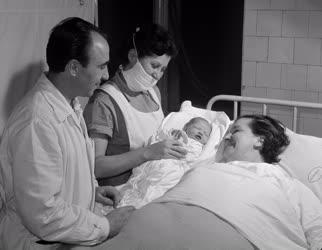 Egészségügy - Életkép - Az új év első újszülött babája