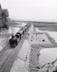 Áthaladt az első vonat a Balatonba épített vasútvonalon