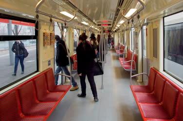 Közlekedés - Budapest - A 2-es metró modern szerelvénye