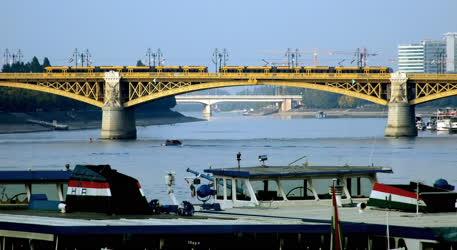 Közlekedés - Budapest - Combino villamosok a Margit hídon