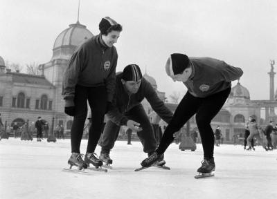 Sport - Gyorskorcsolyázó felkészülése a Műjégpályán