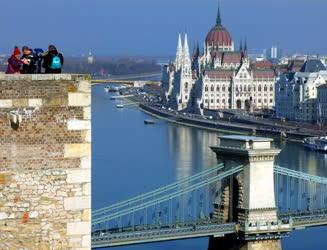 Téli turizmus  - Budapest - Külföldi városnézők a budai várban