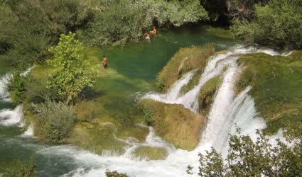 Horvátország - Krka Nemzeti Park - Fürdőzők a vízesésnél