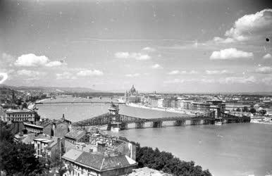Városkép - Budapest látképe az újjáépülő Lánchíddal