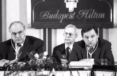 Külkapcsolat - Helmut Kohl sajtótájékoztatója