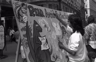 Képzőművészet - Amerikai karikatúristák a Vörösmarty téren