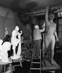 Kultúra - Pátzay Pál szobrászművész emlékművet mintáz