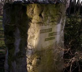 Temető - Faludy György sírja a Fiumei úti Nemzeti Sírkertben