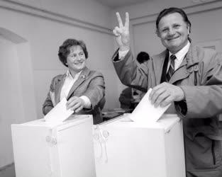 Választás - Az 1990. évi választások - Für Lajos szavaz
