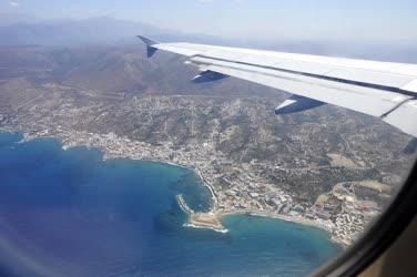 Tájkép - Limenas Hersonissou - Repülővel Görögország felett