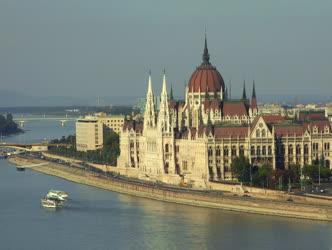 Budapest -  Parlament - Vízi közlekedés