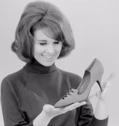 Divat - Az 1965-ös tavasz és nyár cipőmodelljei