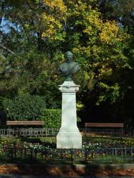Emlékhely - Budapest - Báró Eötvös József szobra 