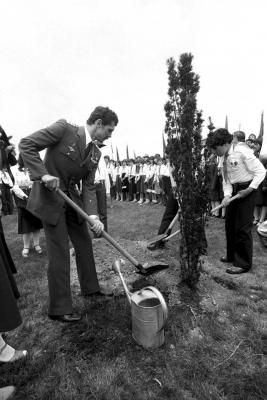 Űrhajósok - Farkas Bertalan emlékfát ültet