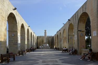 Idegenforgalom - Valletta - Turisták a Felső Barakka Kertben