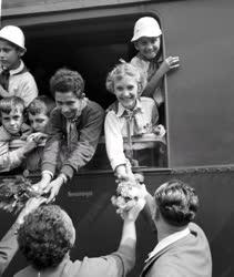 Élet - Magyar gyerekek hazaérkezése a Szovjetunióból