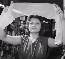 Ipar - Textilipar - Varrás nélküli női nylon-harisnya próbagyártása