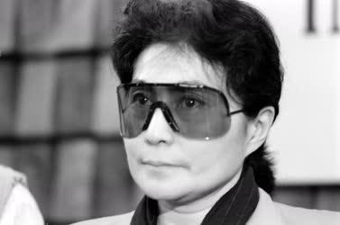 Yoko Ono  japán képzőművész, énekesnő