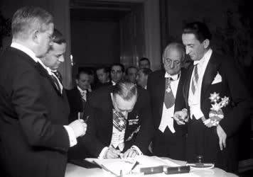 Külkapcsolat - Olasz-magyar-osztrák szerződés aláírása