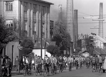 Városkép-életkép - Közlekedés - Kerékpárosok Győrött