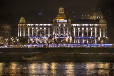 Épület - Budapest - A Gellért Szálló esti kivilágításban