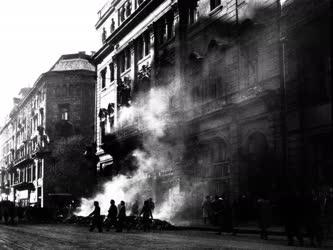 Ötvenhat emléke - Könyvégetés a Kossuth Lajos utcában