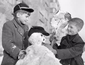 Városkép-életkép - Időjáráas - Gyerekek hóembert építenek