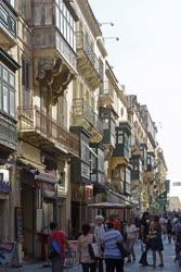 Idegenforgalom - Valletta - Turisták a Republic Streeten