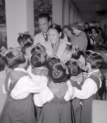 Külkapcsolat - A Pák Den Áj koreai gyermekotthon felavatása